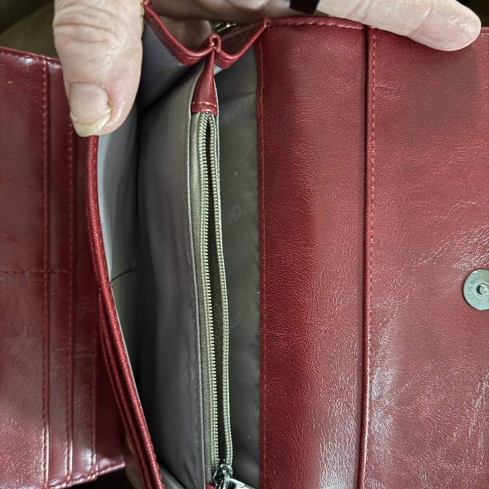 Elegant Red Embossed Handbag & Wallet - Picture 15 of 15